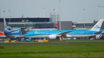 amsterdam, países bajos 25 de julio de 2017 - klm royal dutch airlines boeing 787 dreamliner ph bhh remolcando al servicio, aeropuerto shiphol, amsterdam, holanda video