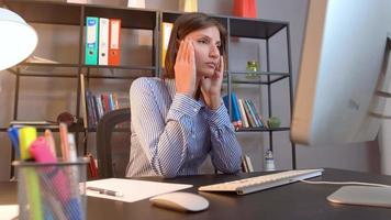 femme d'affaires, les choses qui tournent mal. situations qui tournent mal en travaillant à un bureau. femme d'affaires travaillant stressée. video