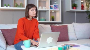 une fille et un garçon travaillant avec un esprit d'équipe. ils terminent leur travail correctement et sont heureux. video