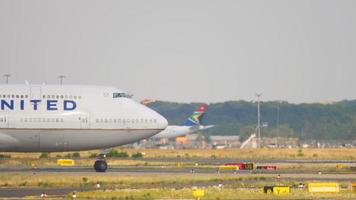 frankfurt am main, alemanha 18 de julho de 2017 - companhias aéreas unidas boeing 747 taxiando para a pista de decolagem.