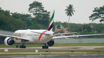 phuket, tailândia - 26 de novembro de 2017 - emirados boeing 777 a6-eny, taxiando após o desembarque no aeroporto internacional de phuket video