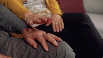 largos años de amor. anciana poniendo sus manos sobre la mano de su marido. un matrimonio feliz y pacífico. video