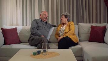 pareja de ancianos abrazándose unos a otros. marido y mujer mayores abrazándose y apoyándose mutuamente en el sofá de casa.