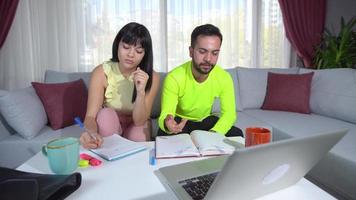 formation en ligne à distance. jeunes qui suivent une formation à distance. leçon vidéo en ligne. prendre des notes pendant ses études. étudiants universitaires qui suivent un enseignement à distance. video