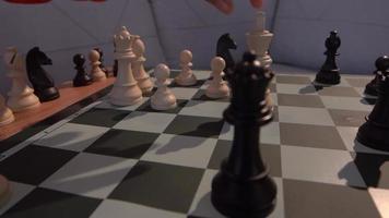Schach spielen. König und Gefährte. verlieren. in die Enge getrieben. Gewinnen beim Spielen. den König mit der Königin zu stürzen. Zeitlupe video