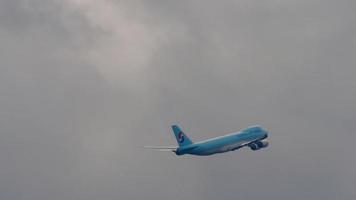 Moskou, Russische Federatie 29 juli 2021 - vrachtvervoerder Boeing 747 van Korean Air vertrek op Sheremetyevo International Airport -svo-. afstandsschot, jumbojet die in de wolken klimt video