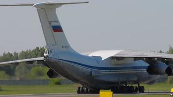novosibirsk, federação russa 12 de junho de 2022 - aeronave de transporte il 76 chegada ao aeroporto de tolmachevo. il 76 aeronaves de transporte militar pesado soviético video