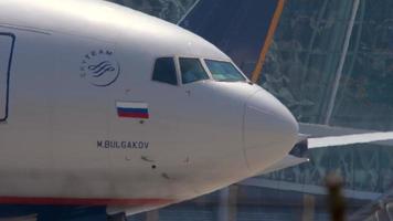 phuket, Tailandia 29 novembre 2017 - aeroflot boeing 777 vq bub denominato mikhail bulgakov in rullaggio prima della partenza dall'aeroporto di phuket. video