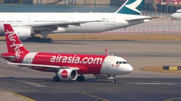 hong kong 10 november 2019 - airasia airbus a320 neo 9m agx draait de startbaan voor vertrek van de internationale luchthaven chek lap kok, hong kong,. video