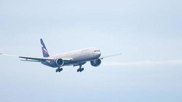 Phuket, Tailandia 27 de noviembre de 2017 - aeroflot boeing 777 vq bqb, acercándose antes de aterrizar en el aeropuerto internacional de phuket video