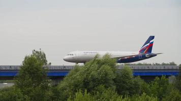 moscou, federação russa, 28 de julho de 2021 - avião da aeroflot taxiando no aeroporto de sheremetyevo. aeroflot russian airlines companhia aérea privada video