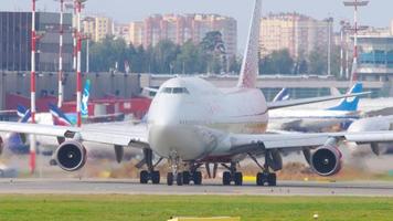 mosca, federazione russa 12 settembre 2020 - rossiya boeing 747 ei xlf in rullaggio sulla pista per la partenza dall'aeroporto internazionale di sheremetyevo. video