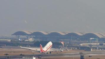 hong kong 9 de noviembre de 2019 - kalitta air boeing 747 despegando del aeropuerto internacional chek lap kok, hong kong. video