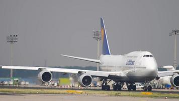 frankfurt am main, alemania 19 de julio de 2017 - lufthansa boeing 747 d abyf llamado sachsen anhalt rodando para comenzar. fraport, frankfurt, alemania video