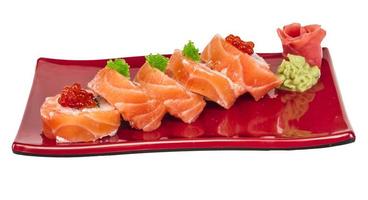 sushi japonés comida tradicional japonesa.rollo de salmón, cavair rojo, huevas y nata foto