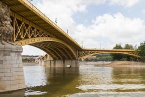 vista panorámica del puente margit recientemente renovado en budapest. foto