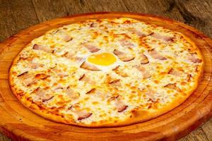 pizza carbonara con huevo foto