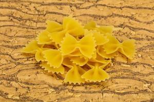 pasta farfalle seca cruda para cocinar foto