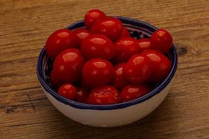 tomates cherry en escabeche en el bol foto