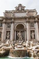 fuente de trevi: las fuentes de roma más famosas del mundo. Italia. foto