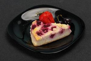 tarta de queso con fresa servida con cereza foto