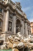 fuente de trevi: las fuentes de roma más famosas del mundo. Italia. foto