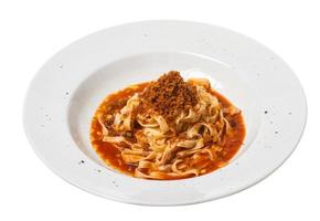 pasta con salsa de tomate albahaca y parmesano rallado foto