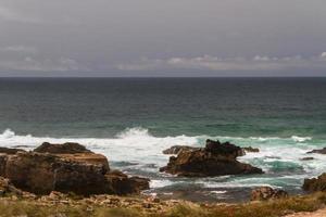 las olas peleando sobre la costa rocosa desierta del océano atlántico, portugal foto
