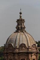 gran iglesia en el centro de roma, italia. foto