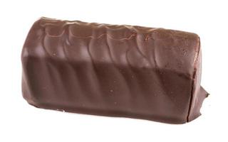 Barra de requesón rota con chocolate aislado en blanco foto