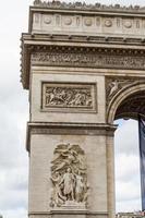 vista sobre el carrusel del arco del triunfo y el jardín de las tullerías, parís, francia foto