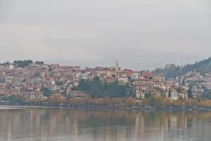 ciudad antigua tradicional de kastoria junto al lago en grecia foto