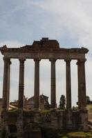 ruinas de edificios y columnas antiguas en roma, italia foto