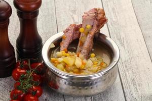 sopa de guisantes con costillas foto