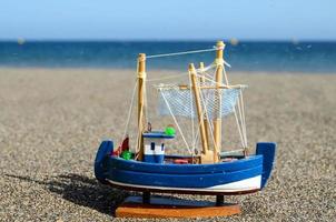 barco de vela modelo de juguete foto