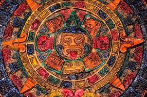 calendario maya típico de arcilla coloreada foto