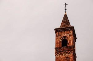 campanario gótico típico de la torre de la iglesia foto