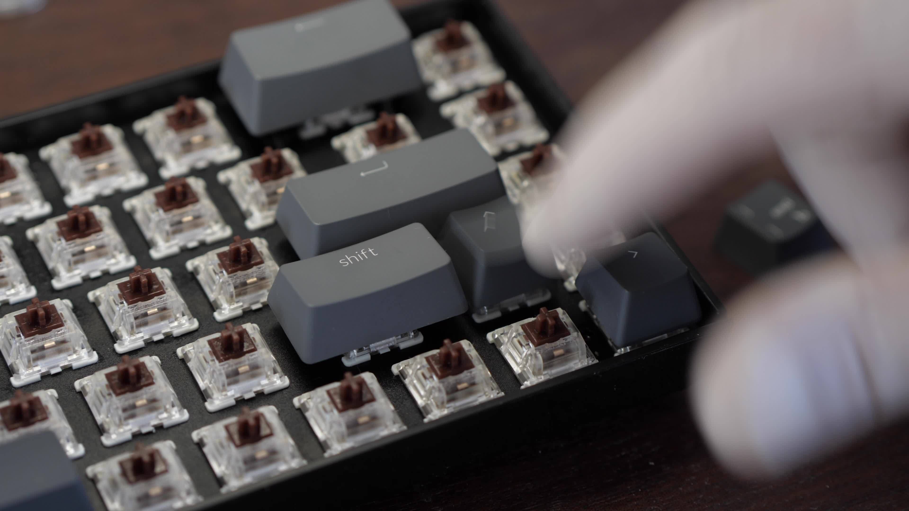 Assembling a mechanical keyboard on brown switches. clicking sounds 8478543 Stock Video at Vecteezy