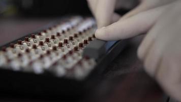 montage van een mechanisch toetsenbord op bruine schakelaars. klikkende geluiden video