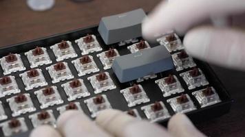 montage van een mechanisch toetsenbord op bruine schakelaars. klikkende geluiden video