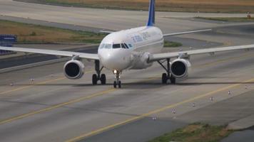 frankfurt am main, alemanha 19 de julho de 2017 - airbus a320 air astana taxiando no aeródromo do aeroporto de frankfurt, alemanha. conceito de turismo e viagens, voo aéreo video