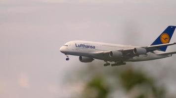 FRANKFURT AM MAIN, GERMANY - JULY 18, 2017 - Lufthansa Airbus 380 D-AIMB approaching before landing at 07C. Fraport, Frankfurt, Germany video