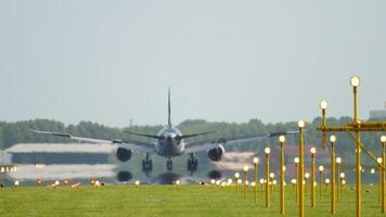 avión de fuselaje ancho aterrizando en el aeropuerto internacional de amsterdam. video