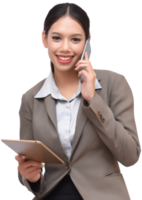 donna di affari asiatica che sorride con la chiamata dello smartphone e la compressa in uniforme del vestito di affari png