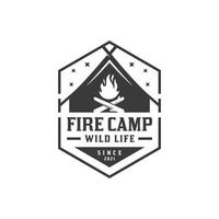 logotipos retro vintage de la llama del fuego del campamento de la hoguera con acampar al aire libre vector