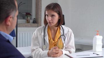 médico recomendando al paciente. médico dando consejos al paciente en la habitación del hospital. video