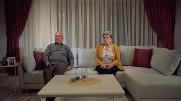 pareja de ancianos viendo la televisión. marido y mujer mayores que pasan tiempo en casa. estados mayores. video
