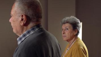 Die alte Frau sieht ihren Mann an. Älteres Ehepaar, das hoffnungsvoll in die Zukunft blickt. video