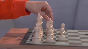 jouer aux échecs. éléphant renversant le cheval. perdre. se faire coincer. gagner en jouant. renverser le roi avec la reine. video