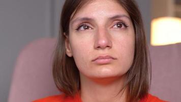 portrait d'une femme triste en larmes. femme solitaire très triste soupirant. femme aux yeux bandés. video